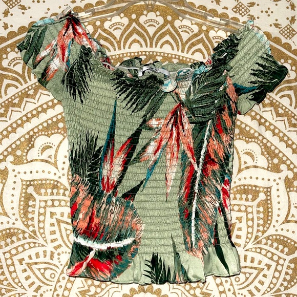 Guess Tops - ✨HP✨ GUESS” LADIES MULTI-COLOR TROPICAL OFF THE SHOULDER RUFFLE TOP, SIZE MEDIUM